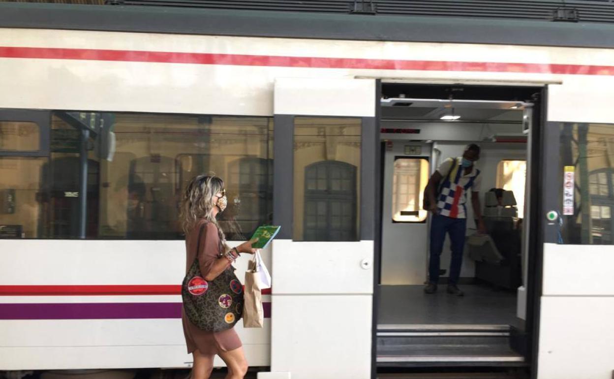 Usuarios del tren de Cercanías de Gandia en la estación de Valencia .