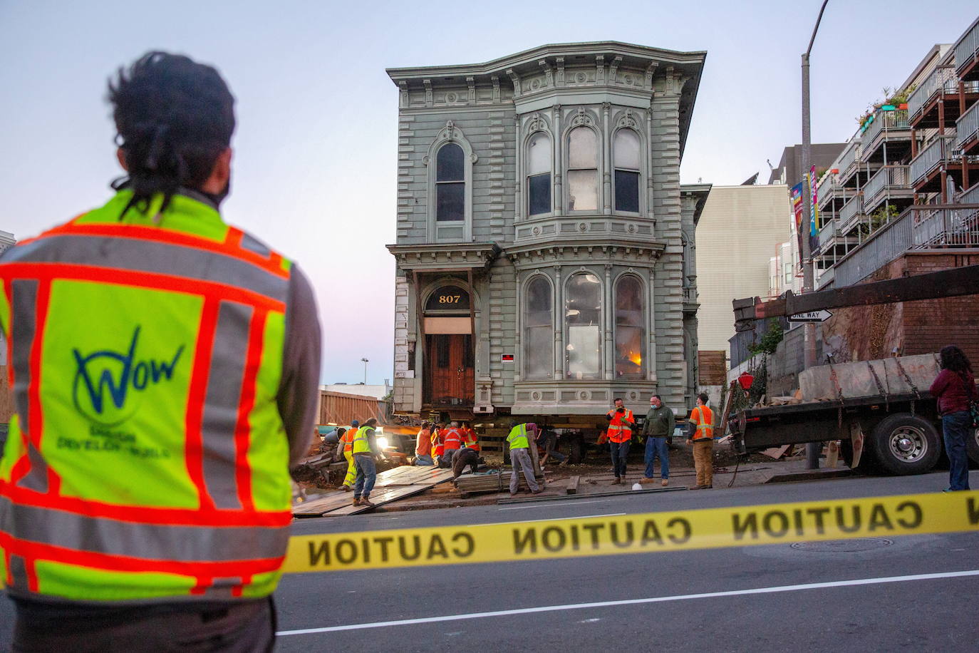 En un camión que se desplazó a la prudente velocidad de un kilómetro por hora para recorrer 800 metros, el palacete, antes arraigado en el número 807 de la calle Franklin, hizo un breve recorrido por San Francisco, para asombro de los vecinos. 