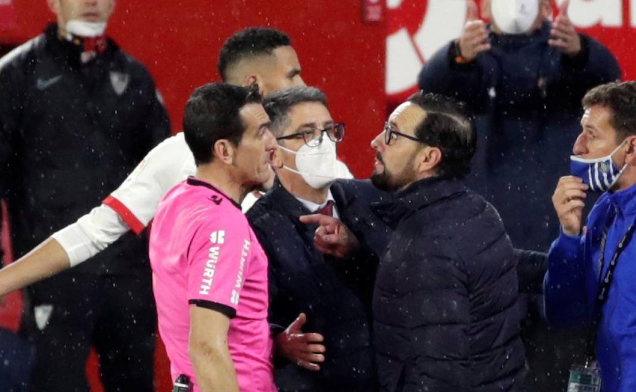 Bordalás se encara con el árbitro Martínez Munuera tras ser expulsado en Sevilla.