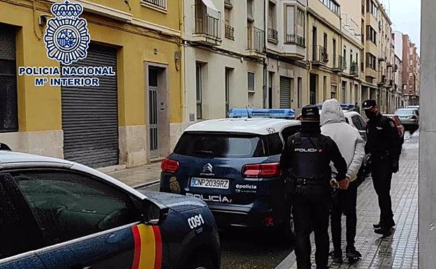 Dos detenidos en Alcoy tras atacar con una katana a unos vendedores de droga