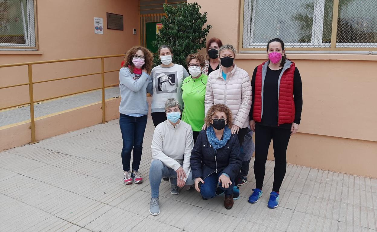 Alzira entrega la insignia de Igualdad a las trabajadoras de las escuelas municipales