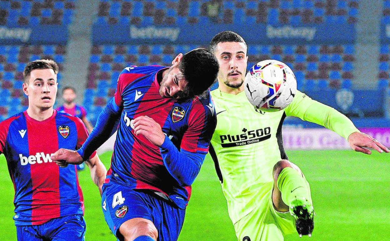 Róber Pier brega con Mario Hermoso durante el partido disputado en Orriols.