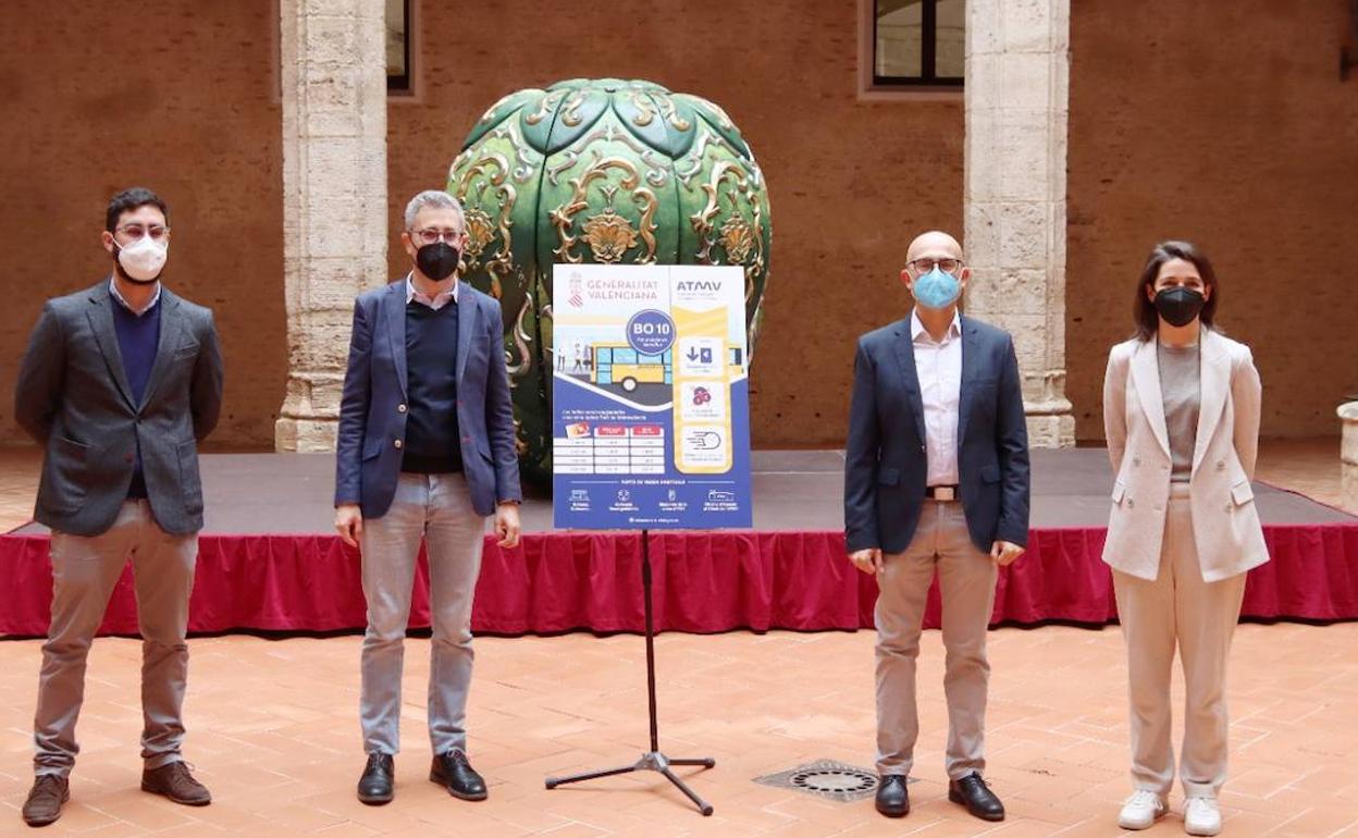 Arcadi España con el alcalde, Toni Saura,  la secretaria autonómica, María Pérez, y el gerente de la ATMV, Manuel Martínez, en la presentación en el Castell. 