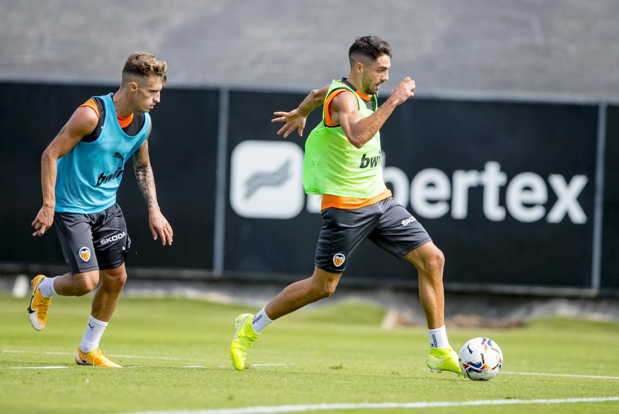 Álex Blanco, a la izquierda, junto a Sobrino, antes de que éste se fuera al Cádiz. vcf/lázaro de la peña