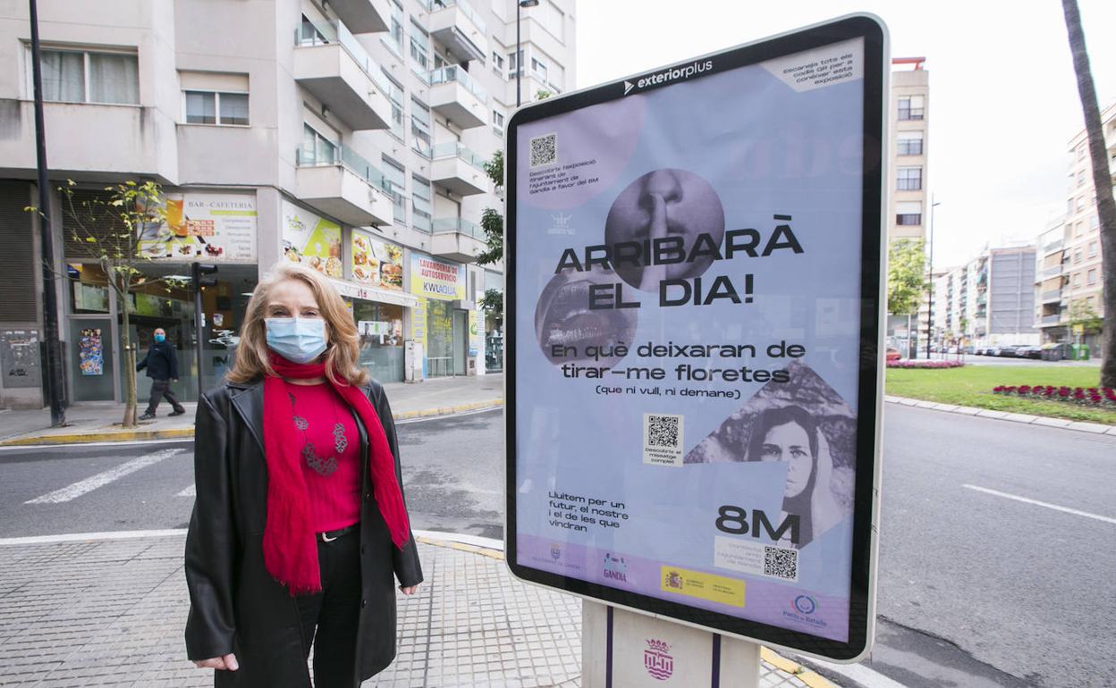 La edil de Igualdad, Juana Navarro, junto a uno de los 'mupis' de la campaña del 8-M. 