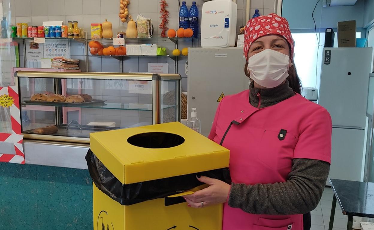 Uno de los contenedores se ha instalado en al cafetería del Instituto. 