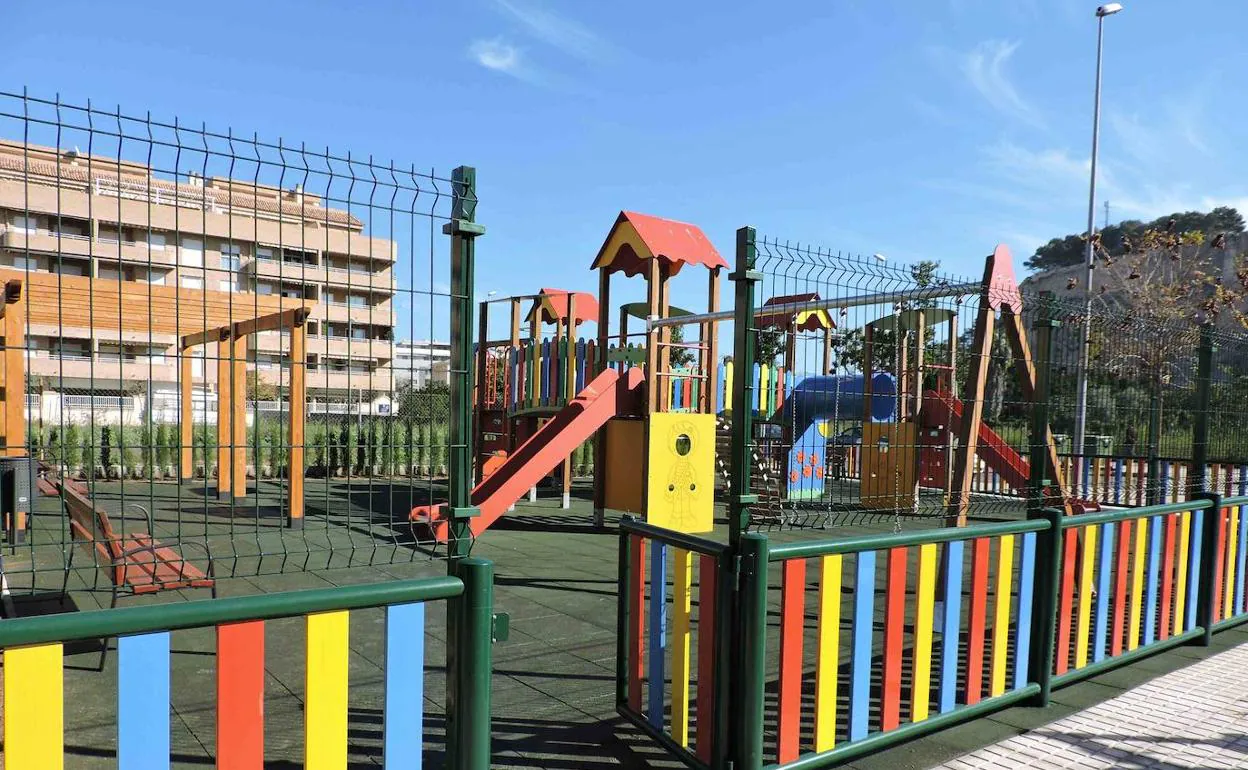 Un parque infantil vacío de niños y actividad.