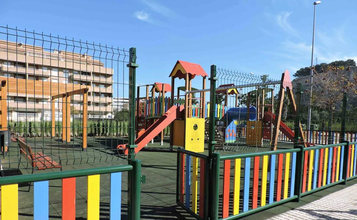 Kit de diversión para niños zona de juegos en un parque público