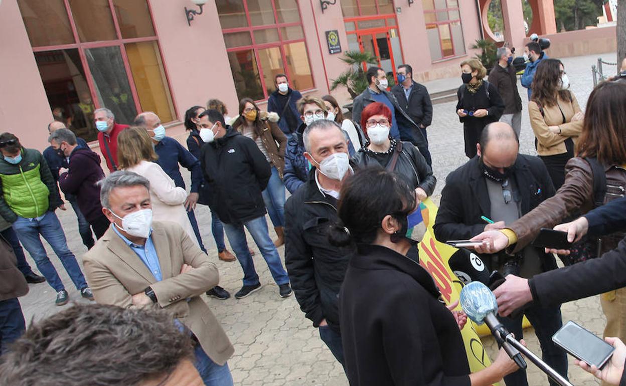 La alcaldesa atiende a los medios ante los compañeros de Compromís y los representantes del PSPV.