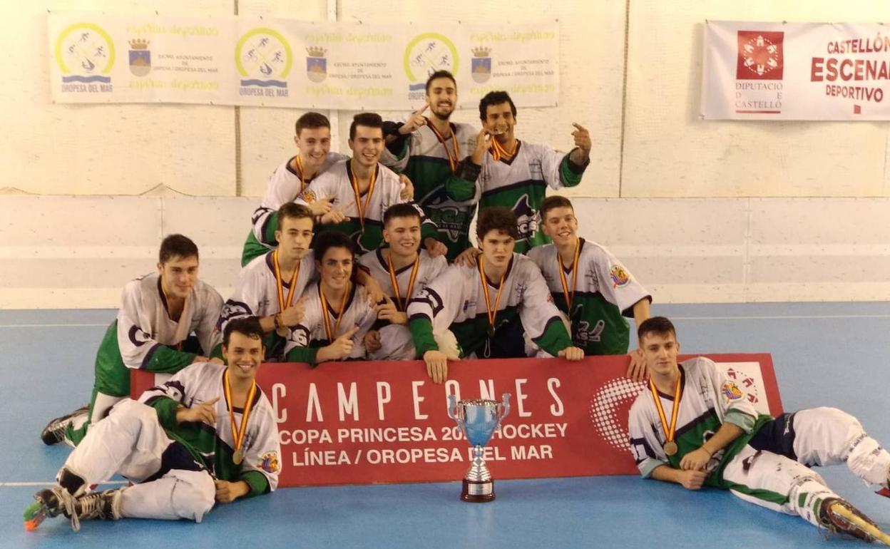 El equipo senior celebra su título de la Copa La Princesa celebrado en Oropesa en 2020. 