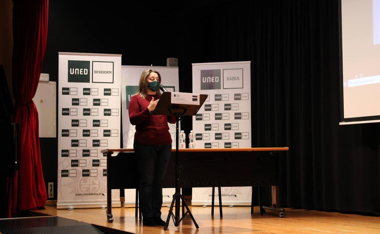 La directora de la UNED Dénia, Raquel Martí, en un acto en la universidad. 