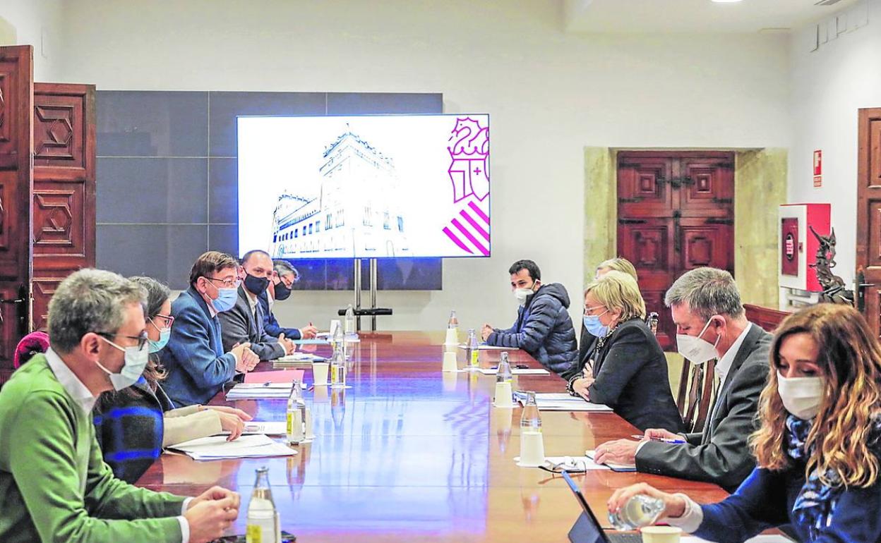 Altos cargos del Consell, en una reunión en el Palau de la Generalitat