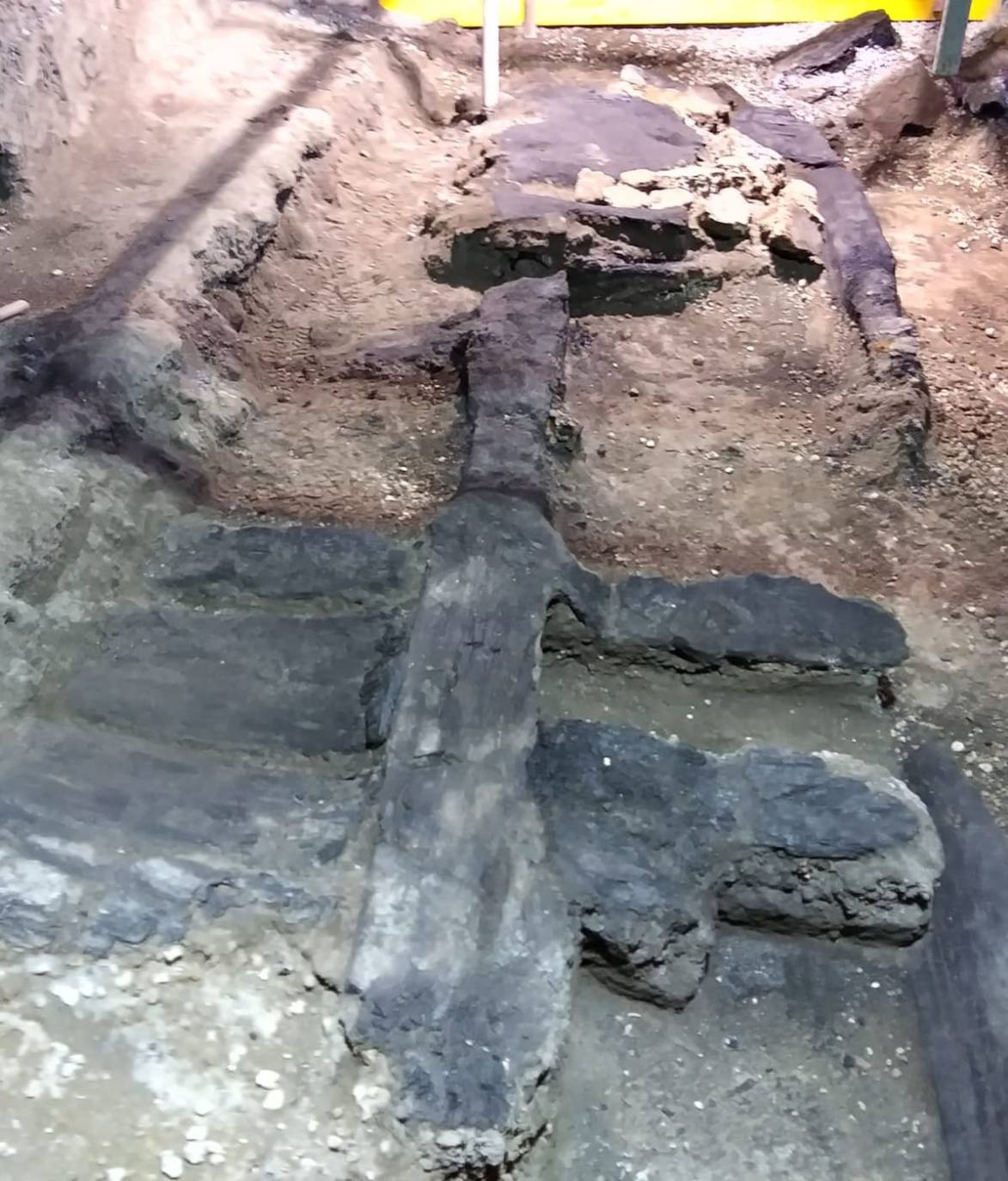 El parque arqueológico de Pompeya ha anunciado el descubrimiento de un gran carro para ceremonias, encontrado en excelente estado, a sólo unos cientos de metros al norte del famoso sitio cultural italiano. 