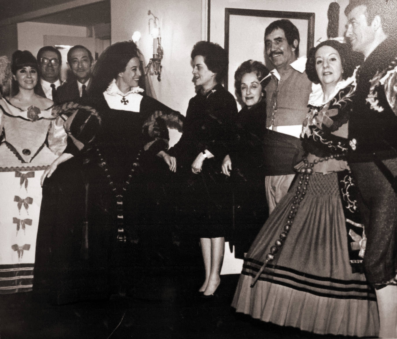 La dama duende. Ferrandis, en el Teatro María Guerrero con María Fernanda D’Ocon y Julia Trujillo, entre otros. 