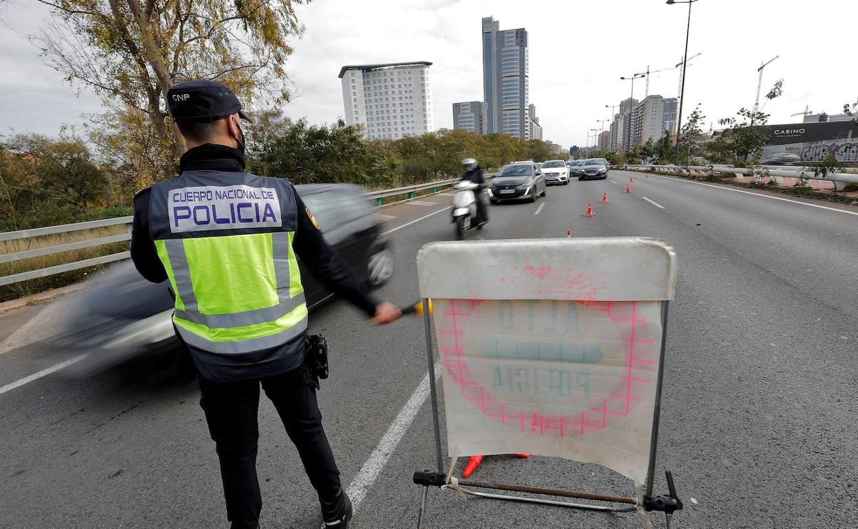 Control de la Policía Nacional en la salida de Valencia por la pista de Ademuz. 