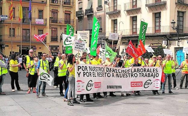 Protesta. Trabajadores de la empresa de la Diputación protesta en la plaza de Manises en defensa de sus puestos de trabajo.