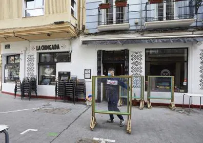 Imagen secundaria 1 - La hostelería reabre las terrazas con críticas por las limitaciones y riesgo de lluvia en la Comunitat Valenciana