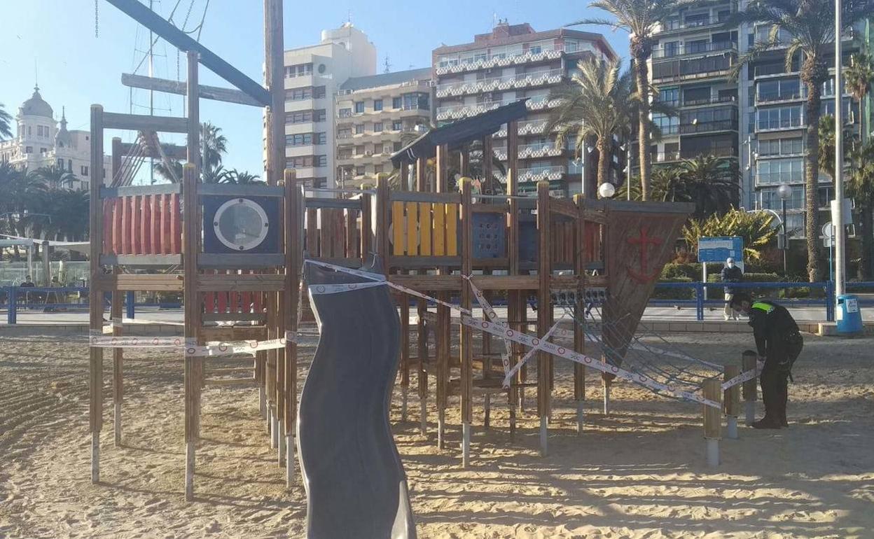 Zonas de juegos infantiles en la Playa de San Juan. 