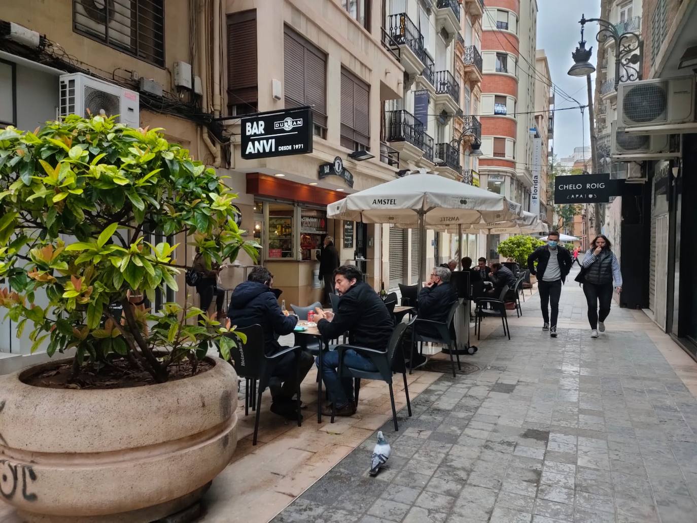 Los bares valencianos vuelven a abrir sus puertas