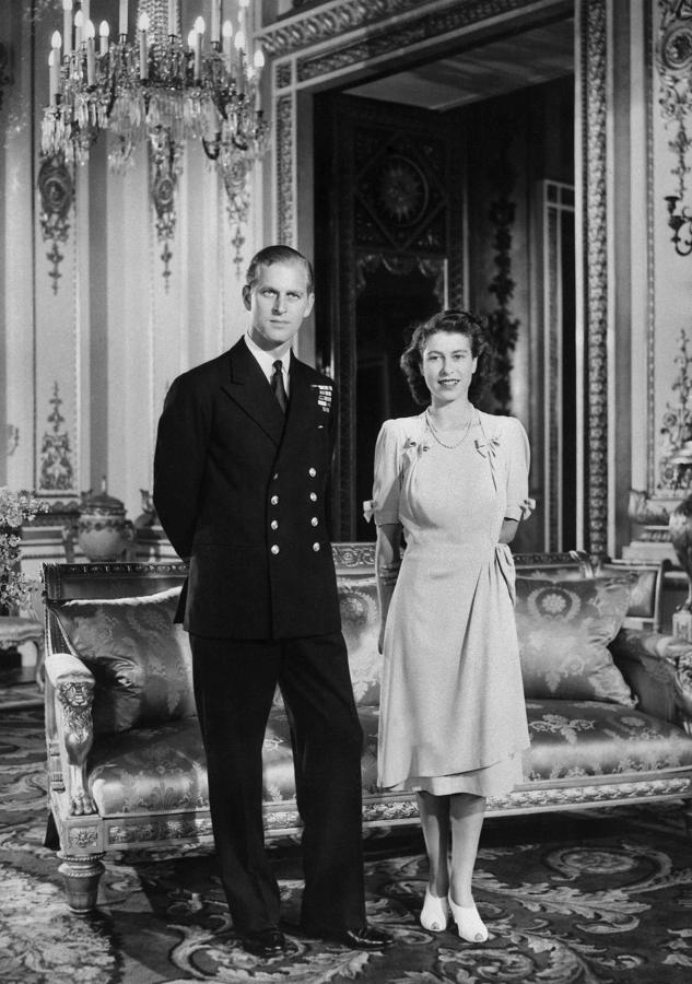 El príncipe Felipe e Isabel II posan en el palacio real antes de su boda.