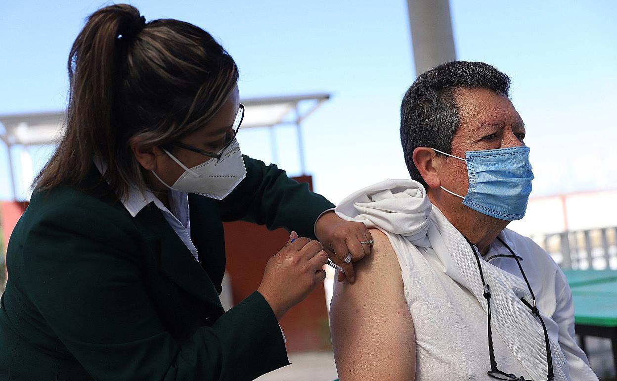 Una sanitaria vacuna a un hombre contra el coronavirus. 