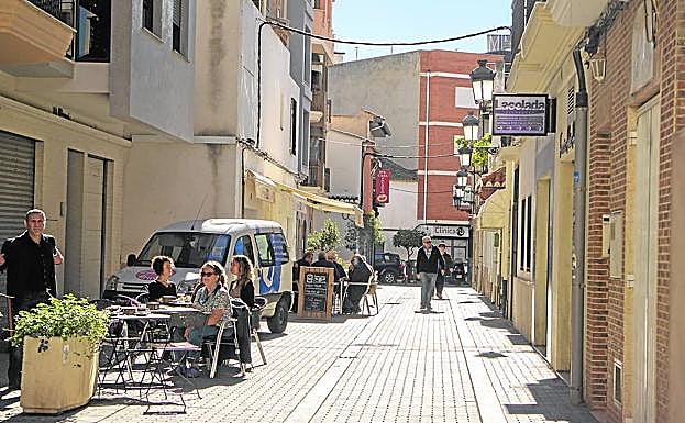 Terrazas en una calle de la localidad.