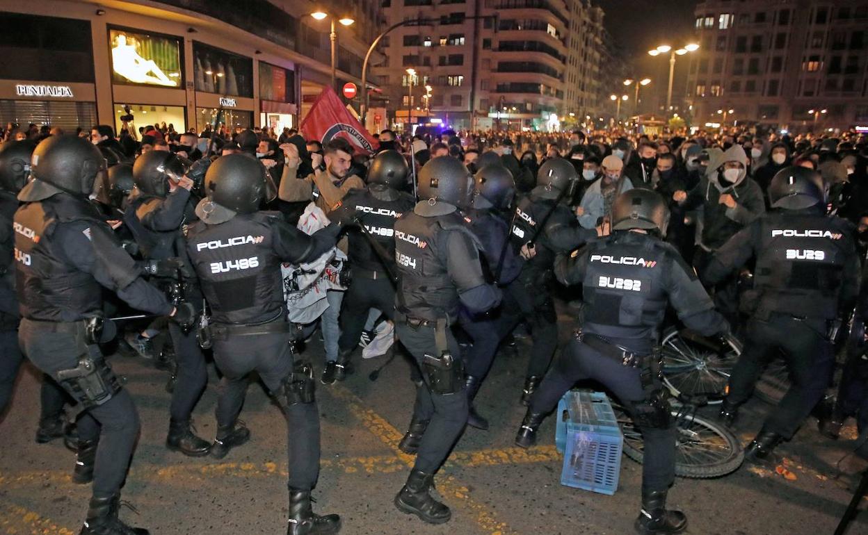 Actuación policial en Valencia en una manifestación de apoyo a Pablo Hasel. 