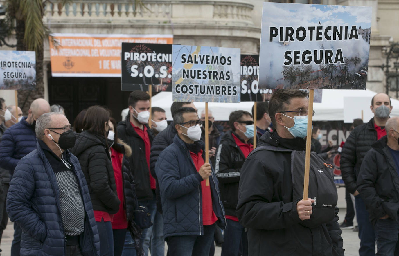 Fotos: La pirotecnia valenciana se concentra para dejar claro que el sector se muere