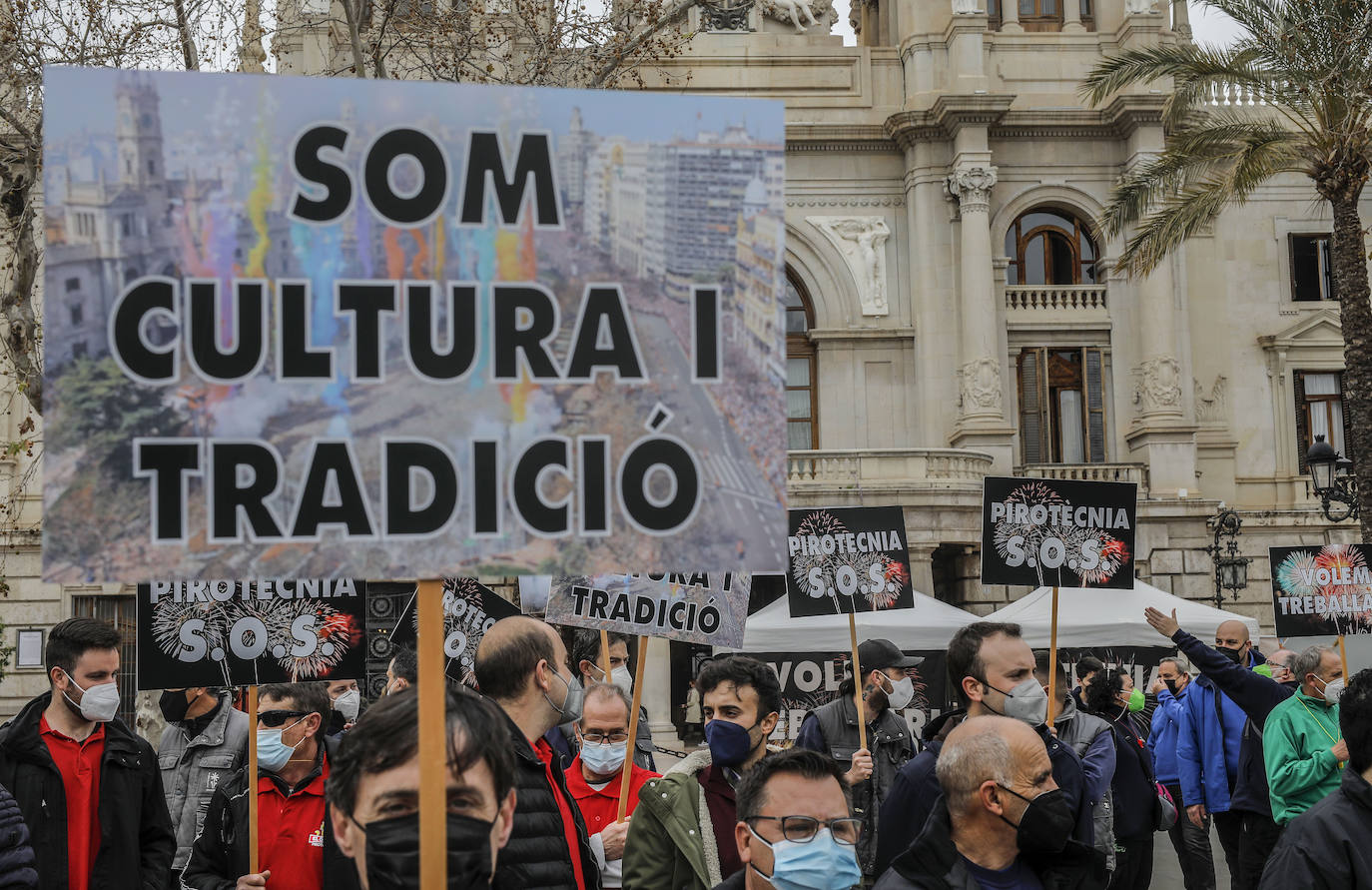 Fotos: La pirotecnia valenciana se concentra para dejar claro que el sector se muere