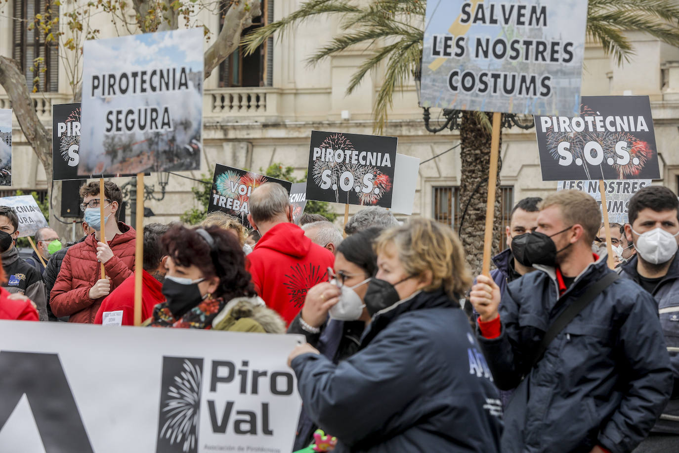 Fotos: La pirotecnia valenciana se concentra para dejar claro que el sector se muere