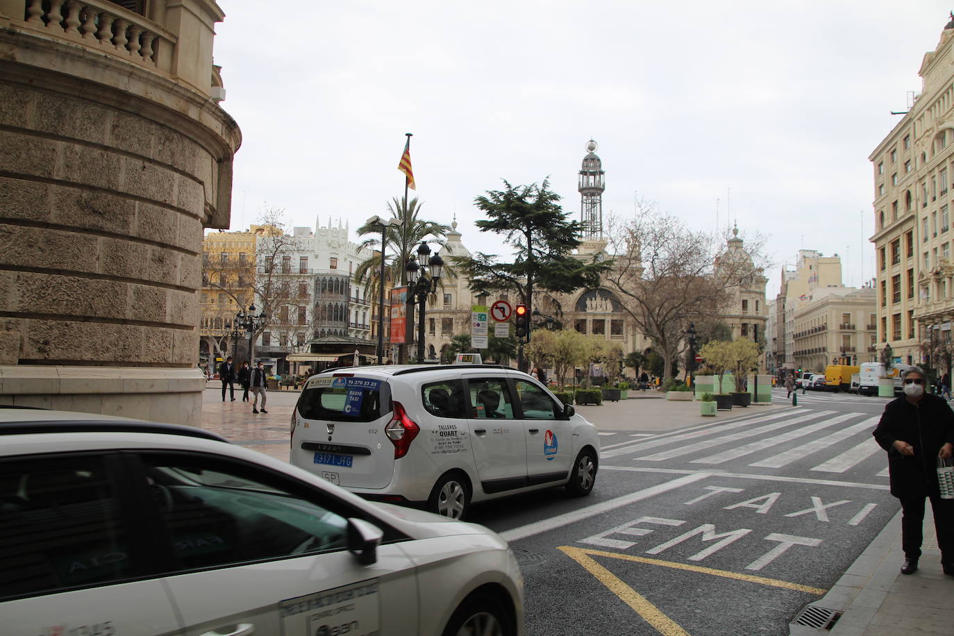 En este inicio de la calle Periodista Azzati es el típico lugar al que los rezagados llegan con el tiempo justo para intentar ver en parte y escuchar completa la mascletà de cada día. No se ve la plaza completa, pero lo justo para sentir de cerca el terremoto final y cómo vibra el suelo.