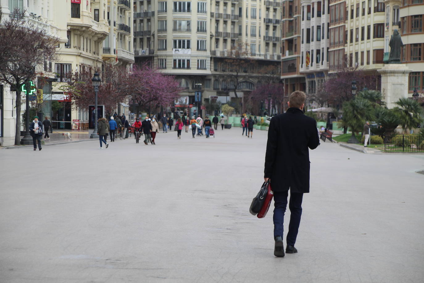 Una decena de metros separan la valla de la mascletà con el público. En auténtico cordón por el que nadie puede caminar ni estar, únicamente medios de comunicación y efectivos del dispositivo de seguridad de Policía Local y Cruz Roja. 