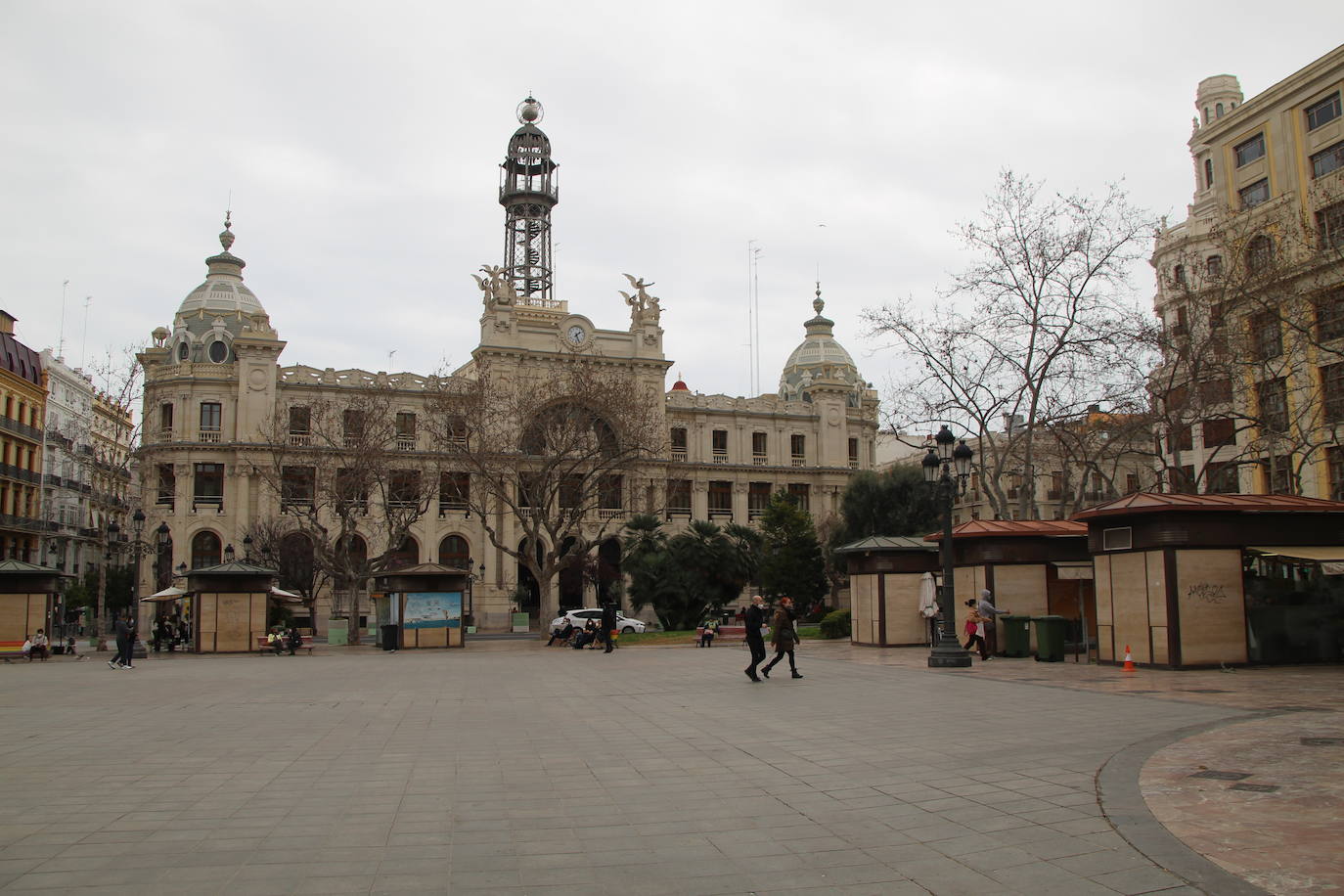 Esta zona delante del edificio de Correos es el lugar en el que tradicionalmente se instala el terremoto final y la tira de carcasas que hacen que se escuche desde toda Valencia el momento álgido del disparo. 