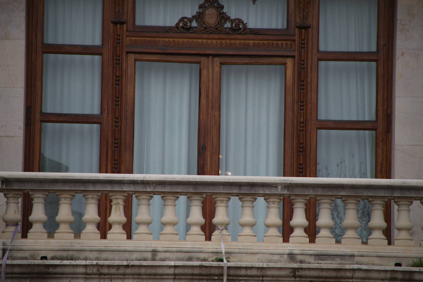 "Senyor pirotècnic, pot començar la mascletà". A las 14 horas no se ha escuchado la frase más repetida de la fiesta fallera. El balcón estaba vacío, con las puertas cerradas, sin el sistema de seguridad para evitar la caída de restos pirotécnicos.