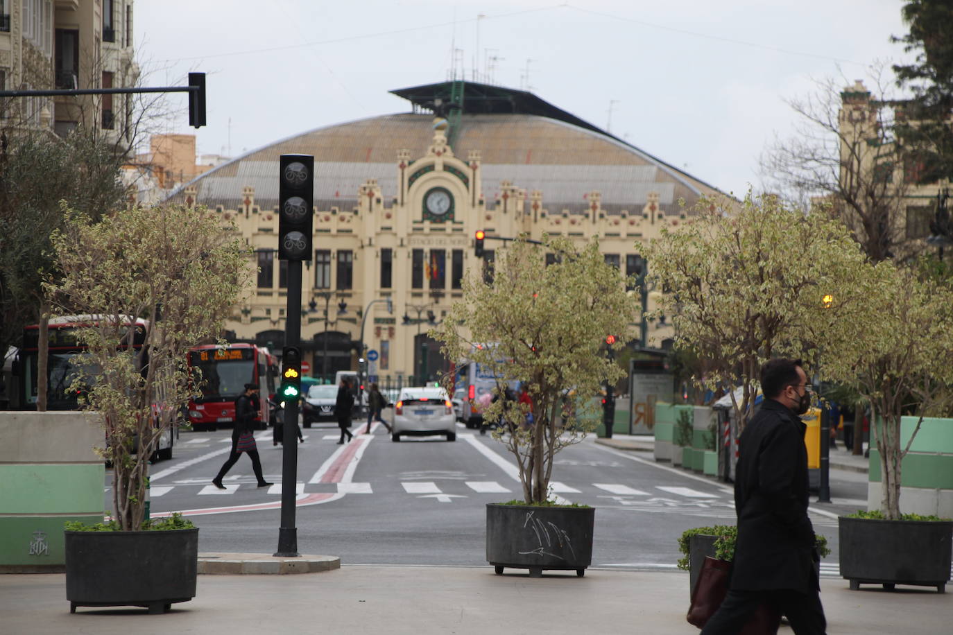 Una de las fotos que sirve para calibrar la cantidad de gente que ha acudido a una mascletà es la que se realiza desde la plaza del Ayuntamiento mirando hacia la Estación del Norte. Miles de personas se dan cita en la avenida Marqués de Sotelo para contemplar el disparo, pero el tráfico a las 14 horas seguía circulando.