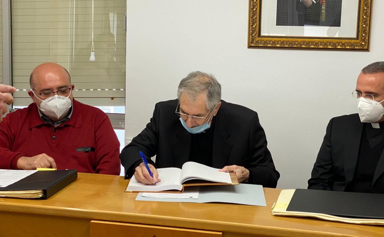 Momento del acto de cesión del archivo por parte del reverendo. 