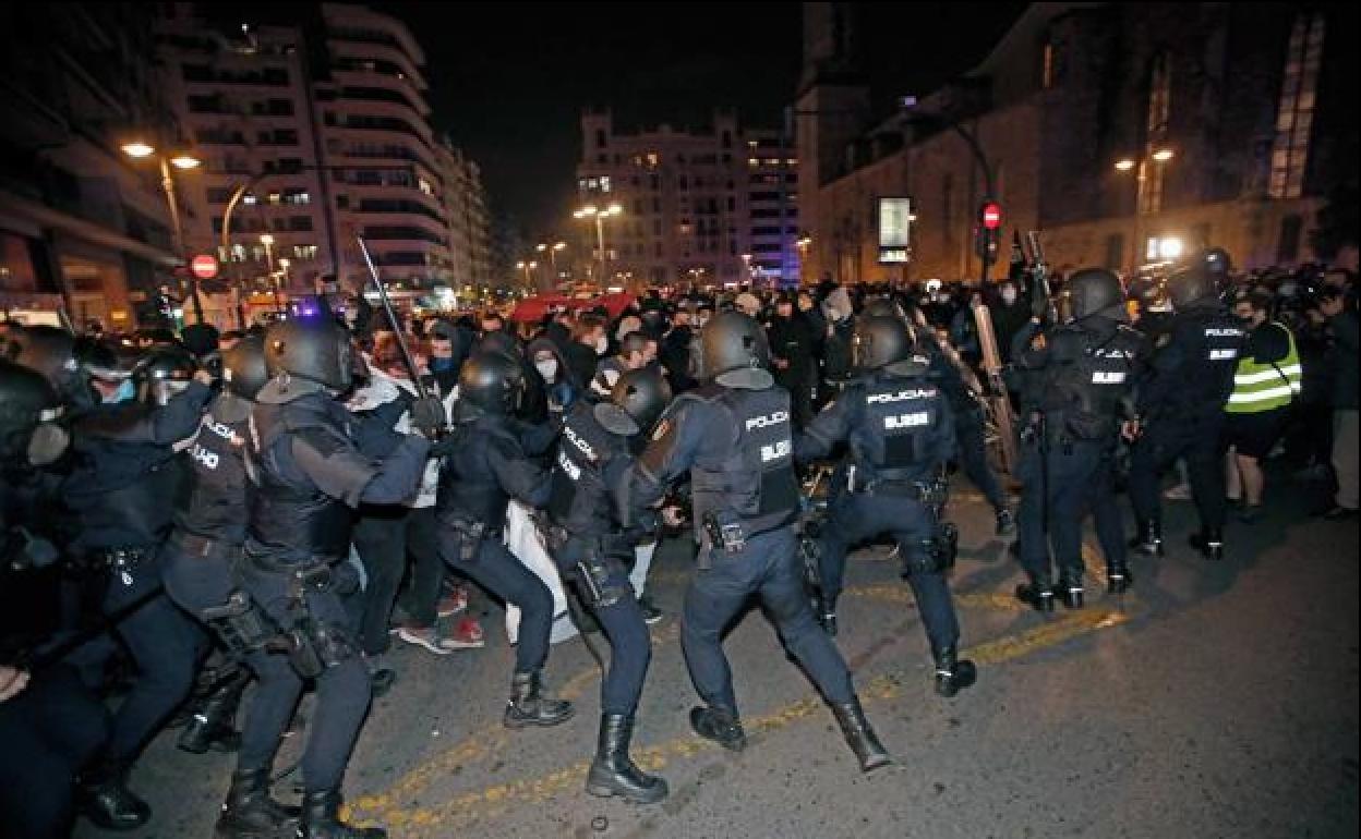 Actuación policial en las protestas de Valencia por la encarcelación del rapero Hasél.