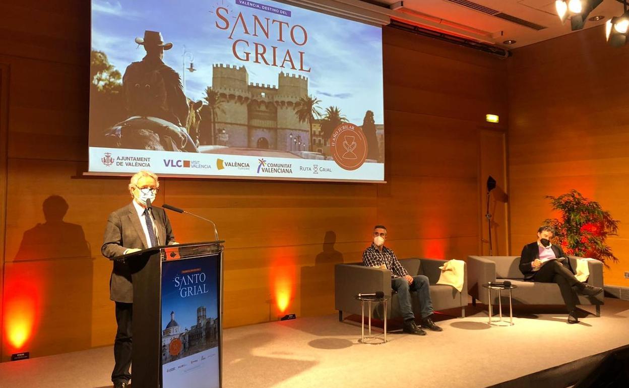 El concejal de Turismo, Emiliano García, en la presentación de las nuevas campañas del Santo Grial. 