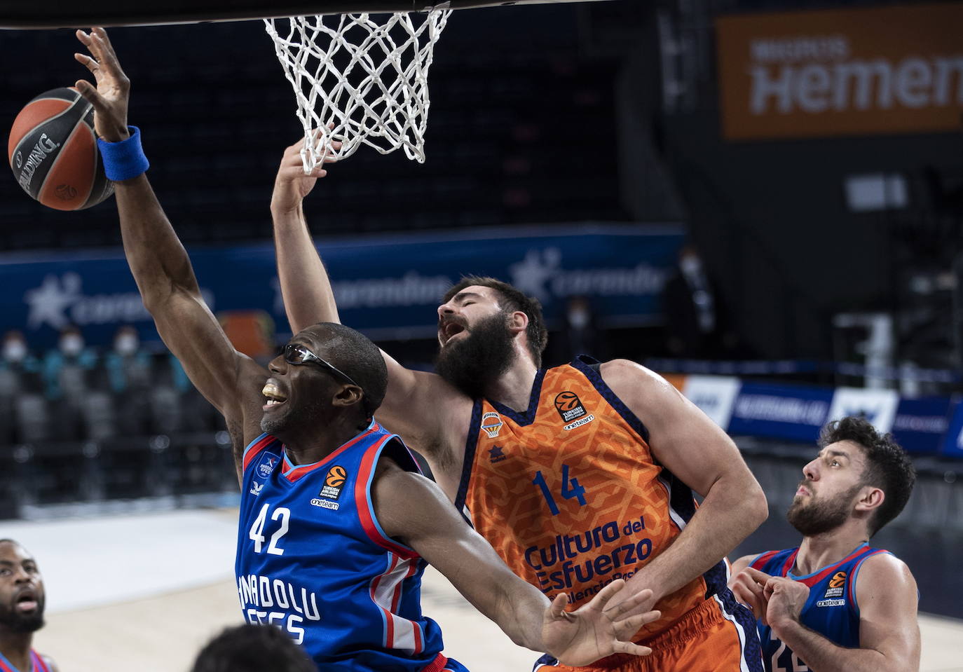 Fotos: Las mejores imágenes del Anadolu Efes-Valencia Basket