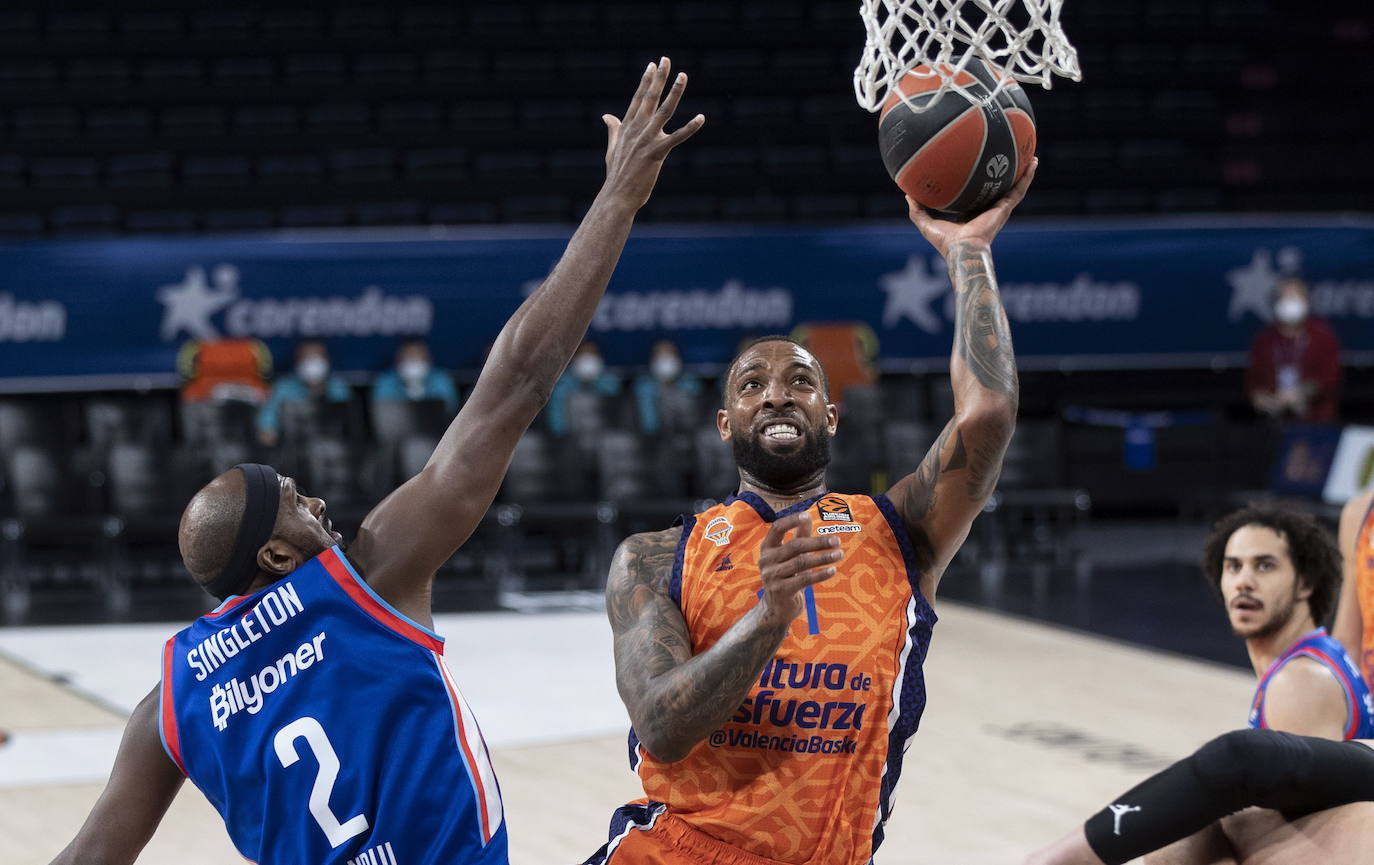 Fotos: Las mejores imágenes del Anadolu Efes-Valencia Basket