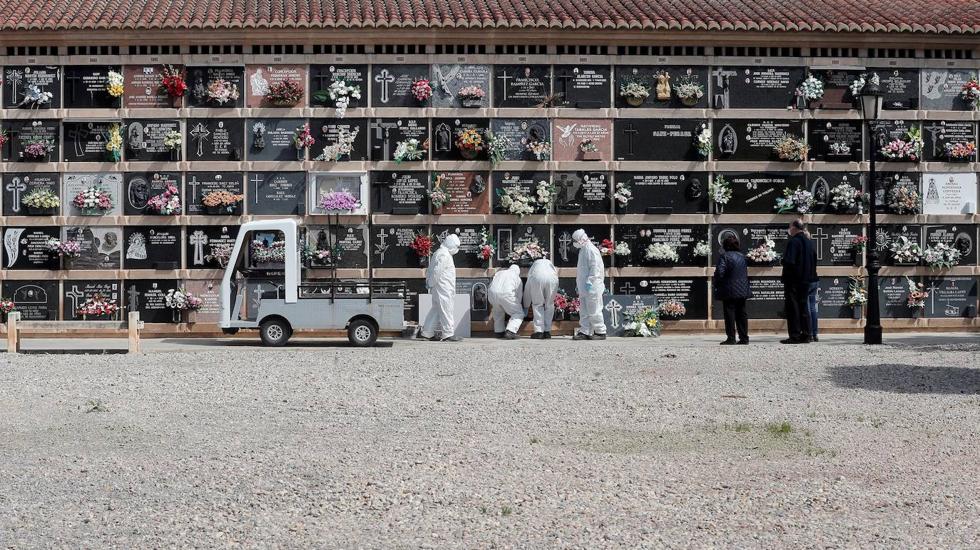 Entierro de una víctima de la covid-19 en el cementerio del Cabañal (Valencia). 