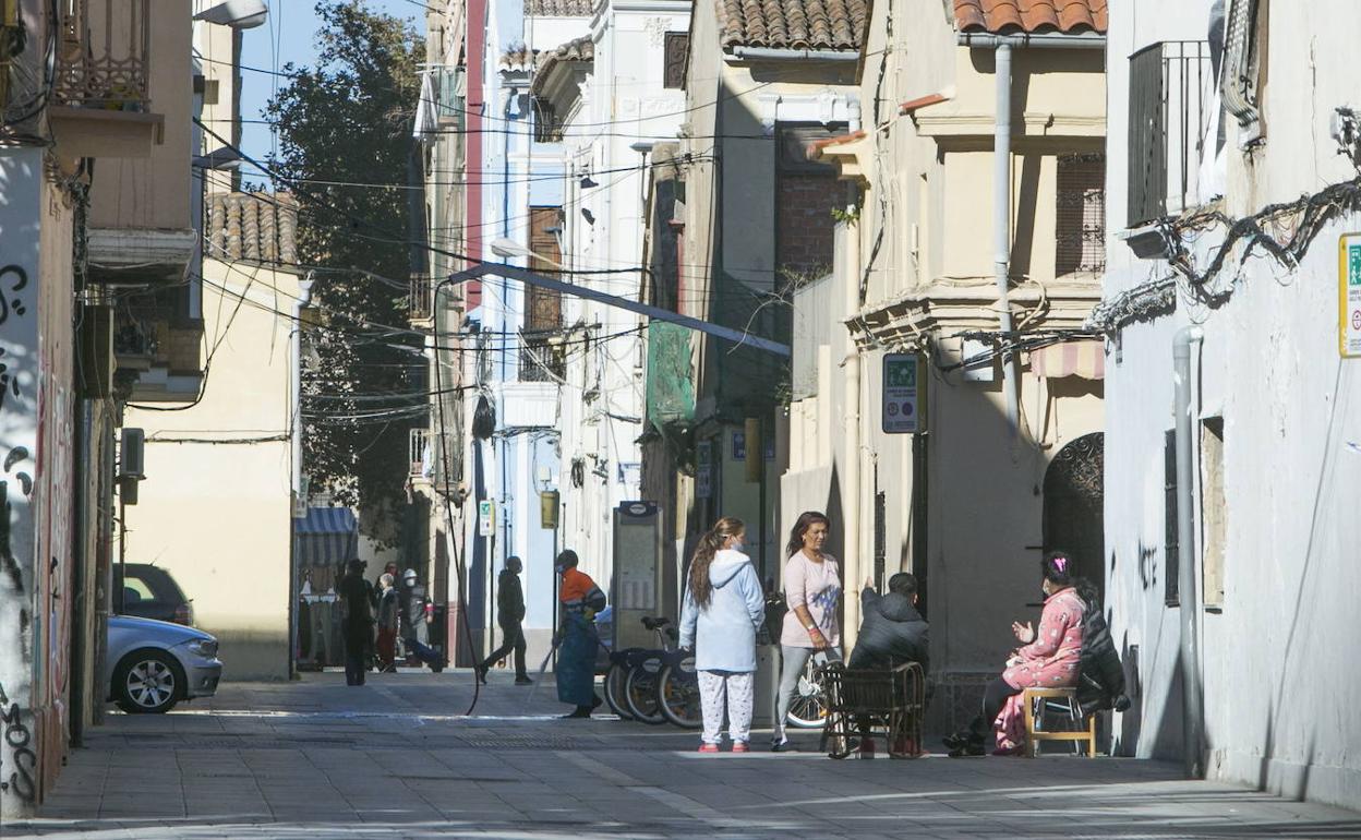 Calle del Cabanyal pendiente de regenerar, en una imagen reciente. 