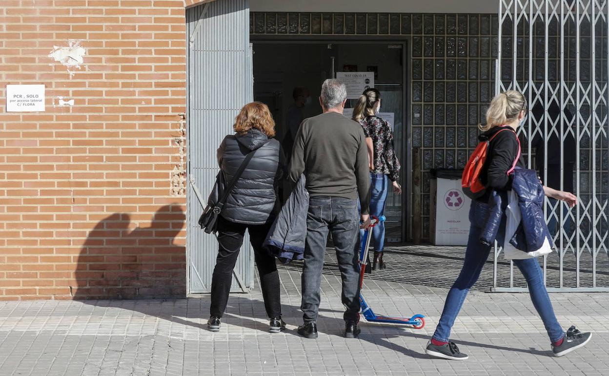 Usuarios aguardan su turno para acceder a un centro de salud valenciano.