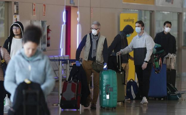 Pasajeros en la terminal de Manises