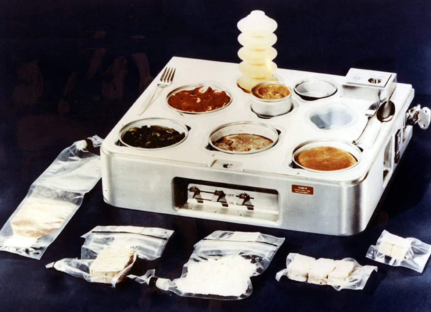 Alimentos, a base de suplementos de algas, calentados en una cocina del Skylab, primera estación espacial estadounidense. 