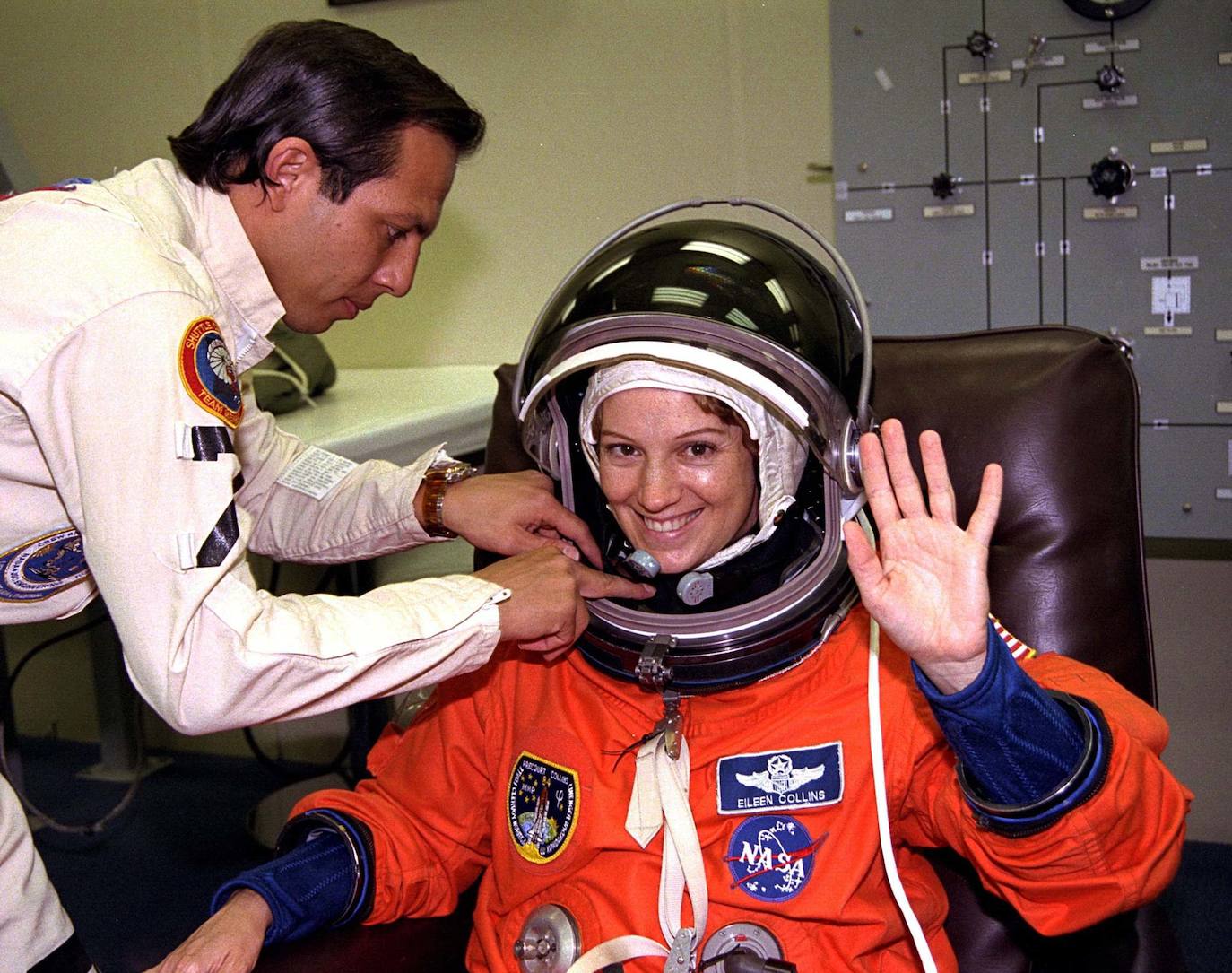 La astronauta estadounidense Eileen Marie Collins se prepara momentos antes del lanzamiento en una misión espacial.