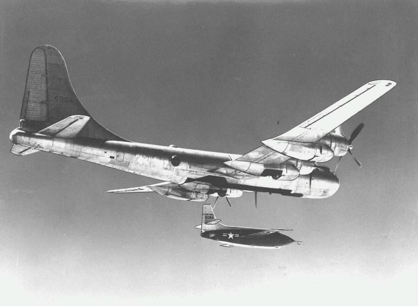 El avión Bell X-1, pilotado por Charles E. Yeager, emerge de las entrañas de un avión de nodriza, antes de romper la barrera del sonido.