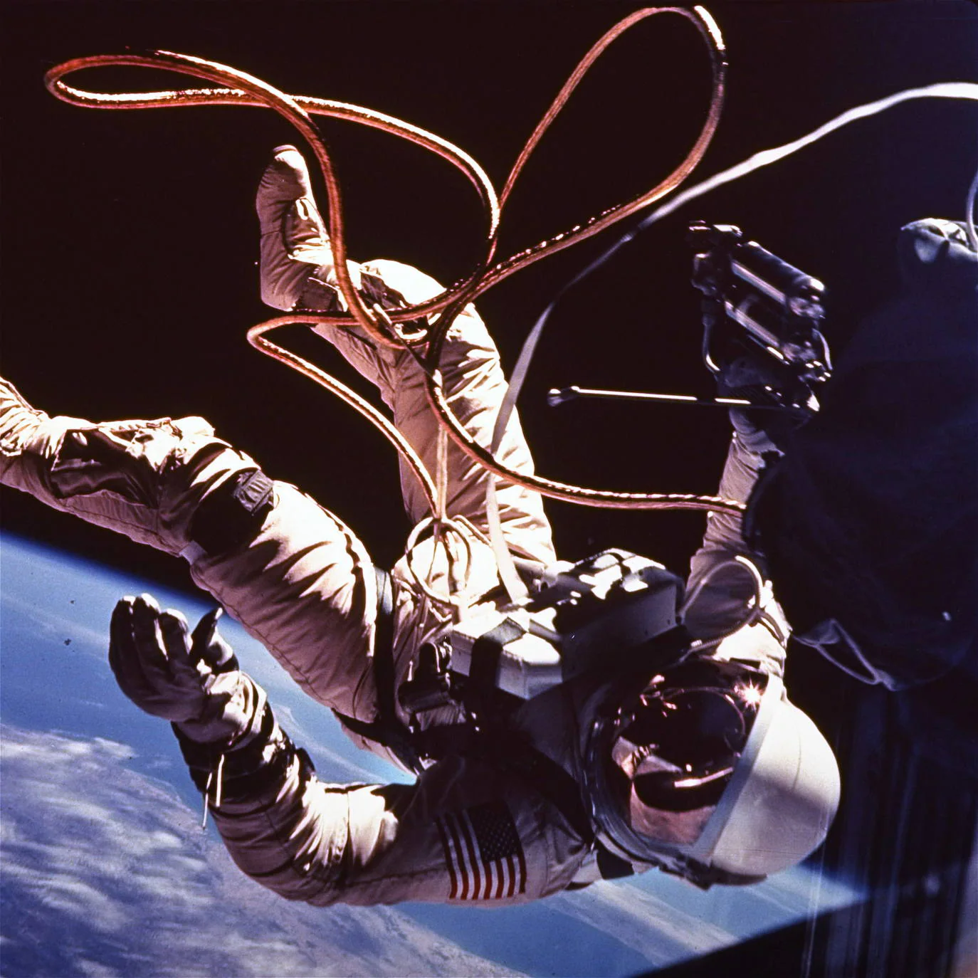 El astronauta Ed White, primer paseante especial americano, se aleja de la cápsula Gemini 4 que orbita alrededor de la Tierra, en 1965.