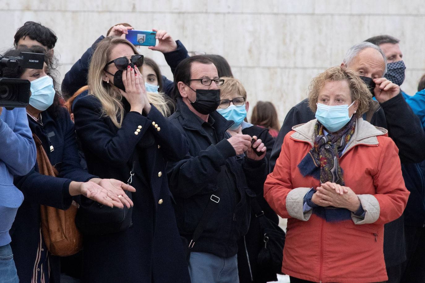 Los familiares y amigos de Álex Casademunt despiden al artista de 39 años, fallecido el pasado miércoles en un accidente de tráfico en Mataró, donde residía. Al tanatorio han acudido durante la tarde de este jueves sus compañeros de 'Operación triunfo 1': David Bustamante, David Bisbal y Nuria Fergó son algunos de los rostros conocidos que han acudido a dar el último adiós al catalán.