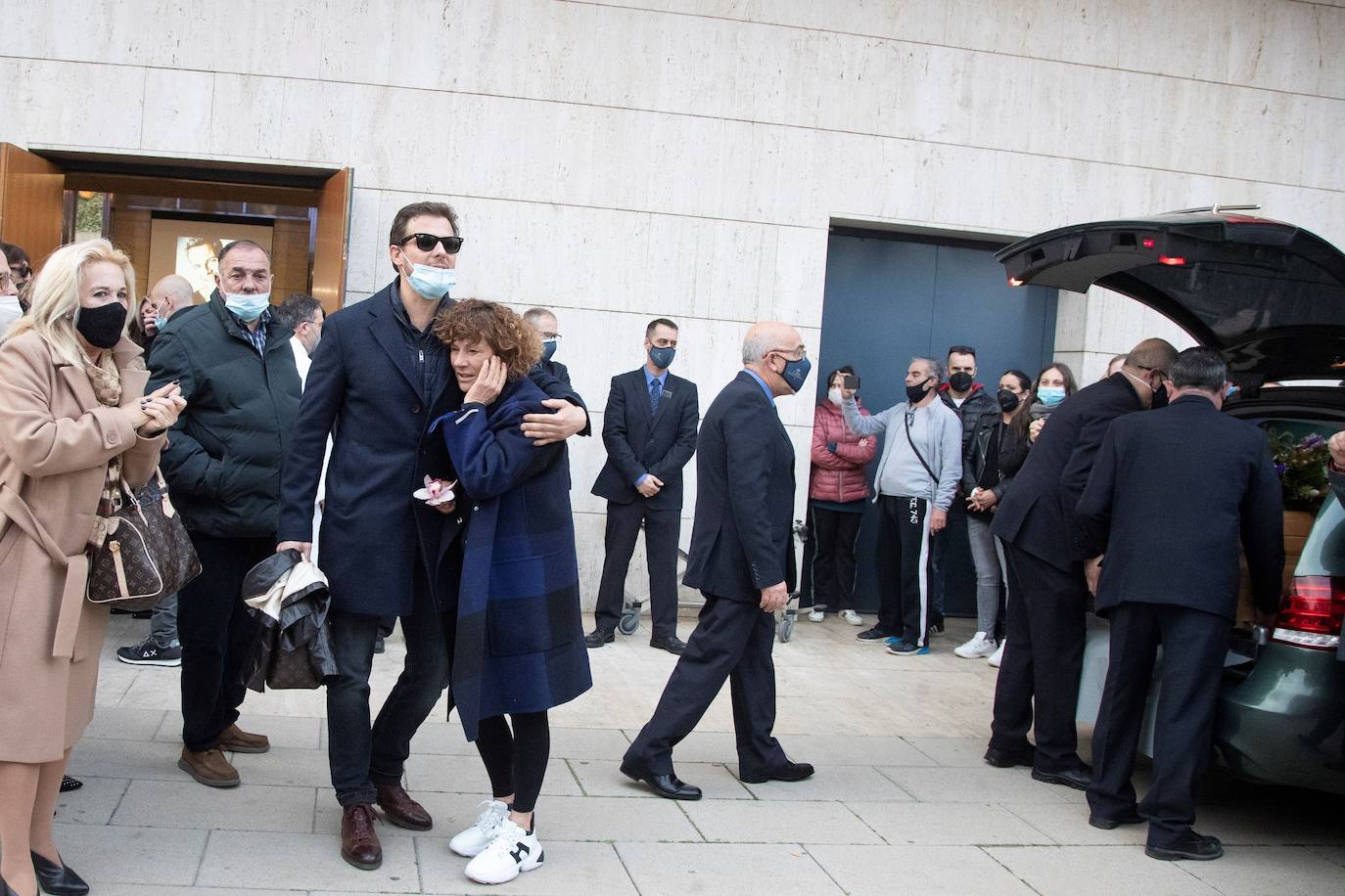 Los familiares y amigos de Álex Casademunt despiden al artista de 39 años, fallecido el pasado miércoles en un accidente de tráfico en Mataró, donde residía. Al tanatorio han acudido durante la tarde de este jueves sus compañeros de 'Operación triunfo 1': David Bustamante, David Bisbal y Nuria Fergó son algunos de los rostros conocidos que han acudido a dar el último adiós al catalán.
